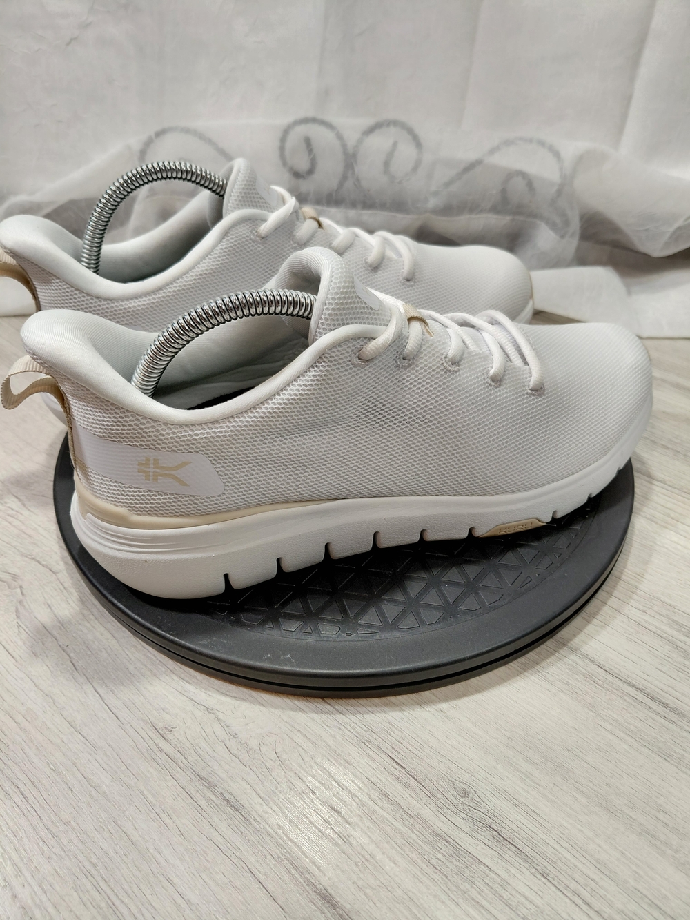 NEW KURU Womens Flex,Bright White & Sand Athletic Sneakers SIZE 9.5 - Picture 2 of 11
